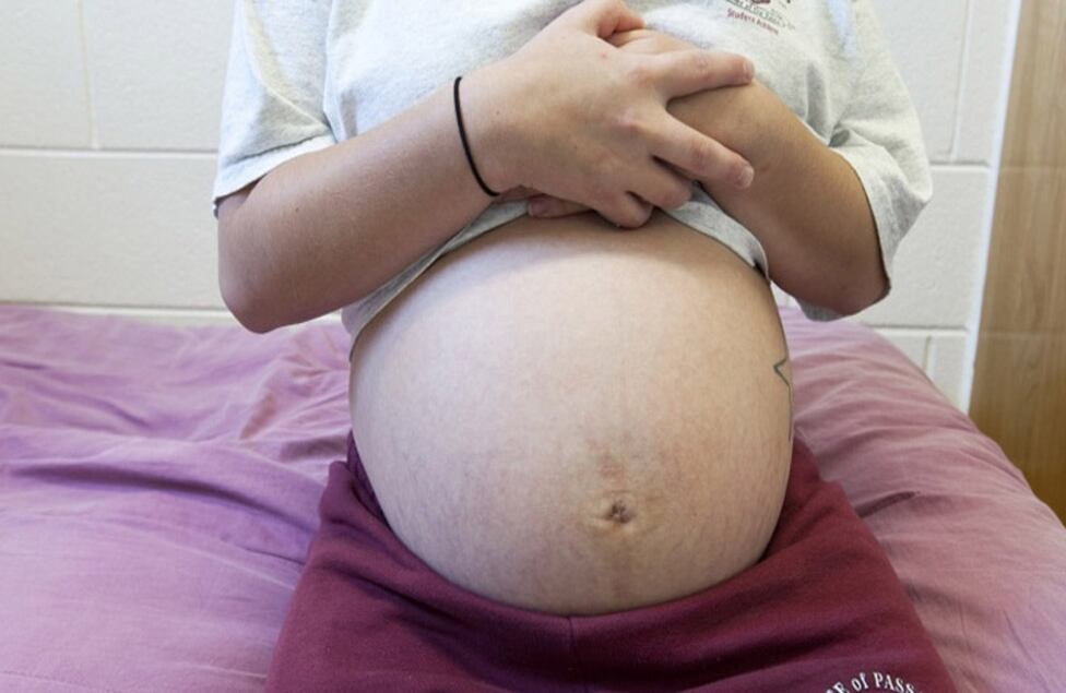 El centro Betty K. Marler, en Colorado, se especializa en niñas que han cometido crímenes, pero que también han sido víctimas de delitos sexuales. A., de 19 años, era adicta a las drogas. Aunque planeó su embarazo fue abandonada por su novio. Ahora su hija será criada por sus padres.
