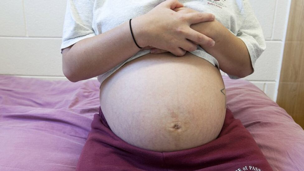 El centro Betty K. Marler, en Colorado, se especializa en niñas que han cometido crímenes, pero que también han sido víctimas de delitos sexuales. A., de 19 años, era adicta a las drogas. Aunque planeó su embarazo fue abandonada por su novio. Ahora su hija será criada por sus padres.
