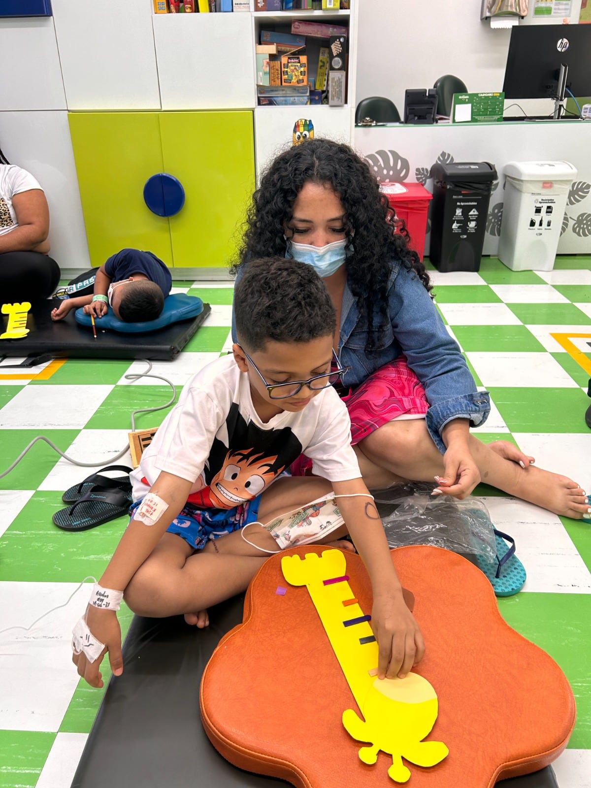 Niños y adolescentes con cáncer pueden continuar con sus estudios mientras reciben tratamiento, con clases adaptadas a sus condiciones de salud.