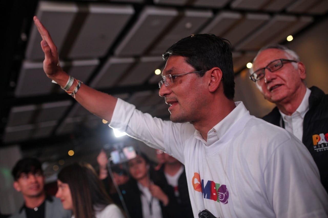 Camilo Romero llega a la sede de Gustavo Petro