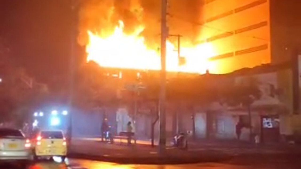 Incendio en una bodega de madera en el Centro de Medellín.