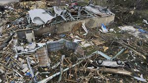 Los escombros están esparcidos sobre un edificio dañado por un tornado, el domingo 26 de marzo de 2023, en Rolling Fork, Misisipi.