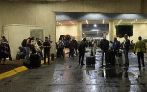 Imagen de varios pasajeros en el aeropuerto Benito Juárez, instantes después del sismo. El movimiento telúrico sintió con fuerza en partes de la Ciudad de México, lo que obligó a residentes y turistas a salir a las calles.