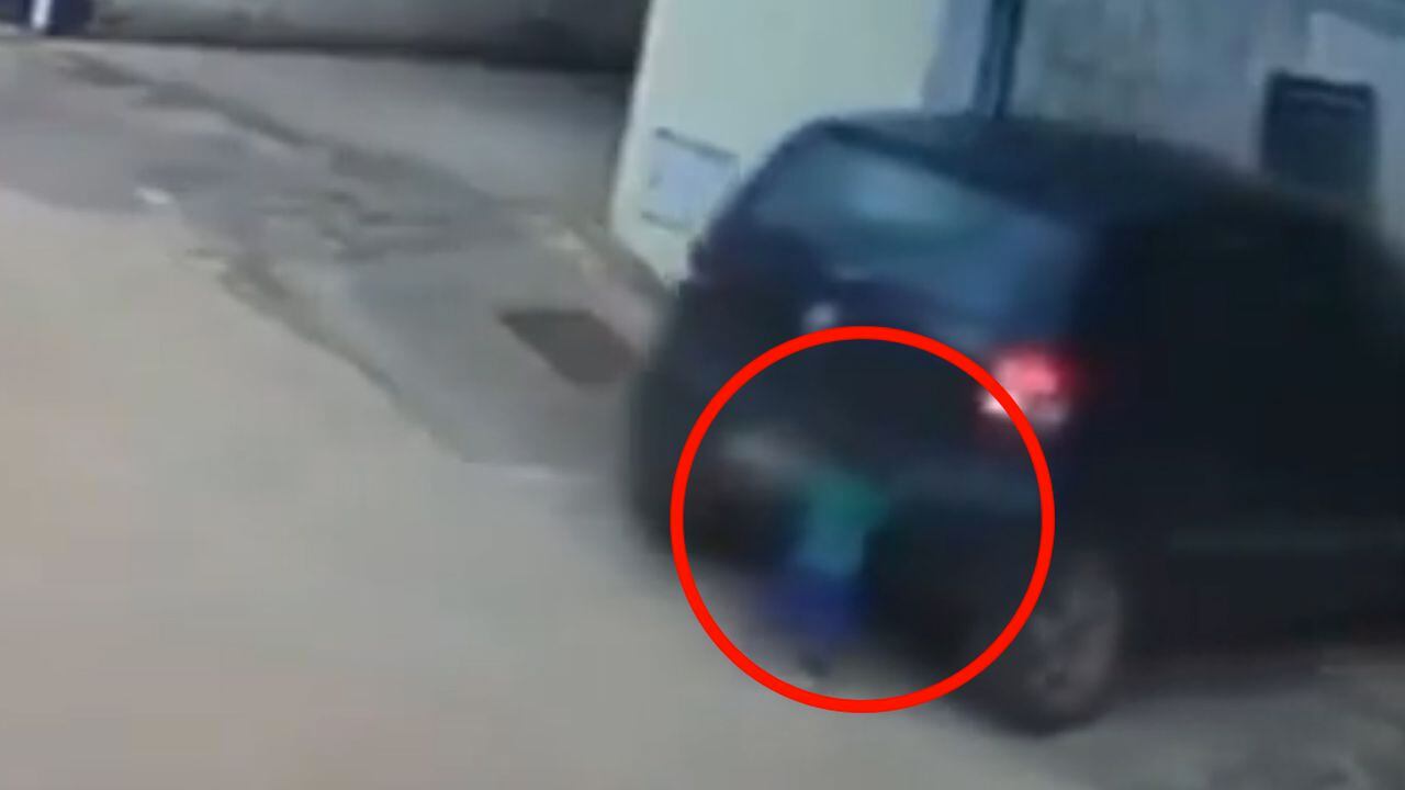 En video quedó registrado como el hombre, sin darse cuenta de la presencia del niño, reversa su vehículo.
