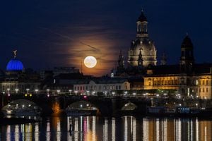 Una luna llena conocida como la "Luna de fresa" se eleva detrás del distrito del casco antiguo, en Dresden, Alemania, el 14 de junio de 2022. Foto tomada el 14 de junio de 2022. Foto REUTERS/Matthias Rietschel