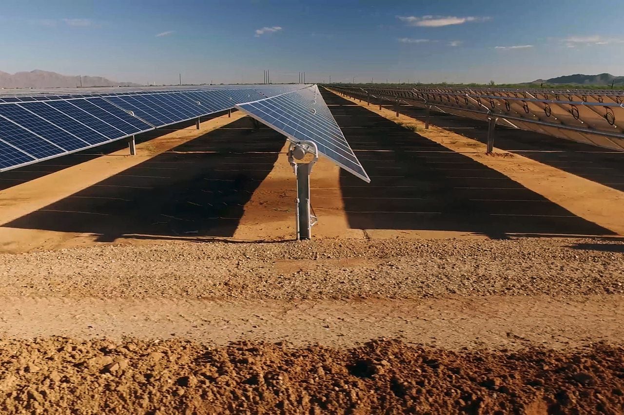 Cerca de paneles de energía solar en el desierto.