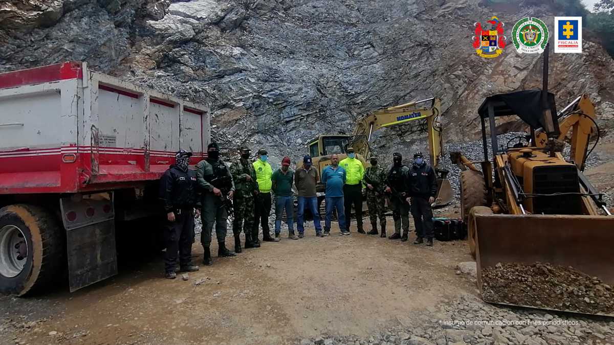 La Fiscalía adelantó un operativo que permitió la captura de 16 personas, todas señaladas de integrar una red criminal dedicada a la minería ilegal.