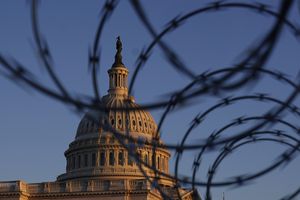 El Capitolio se ve a través de alambre de púas al amanecer en Washington, el viernes 5 de marzo de 2021. (Foto AP / Carolyn Kaster)