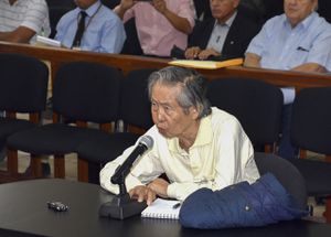 Esta fotografía divulgada por el Poder Judicial peruano muestra al ex presidente Alberto Fujimori en la corte, en Lima, el 20 de abril de 2018. - Fujimori enfrenta cargos por la masacre de seis campesinos en 1992, en este juicio en curso luego de salir de prisión hace cuatro meses gracias a un perdón controvertido. El tribunal debe resolver una solicitud del fiscal para prohibir la salida del país del ex presidente de 79 años que abandonó Perú en 2000 a Japón y renunció a su cargo vía fax. Foto por HO / Poder Judicial Peruano / AFP