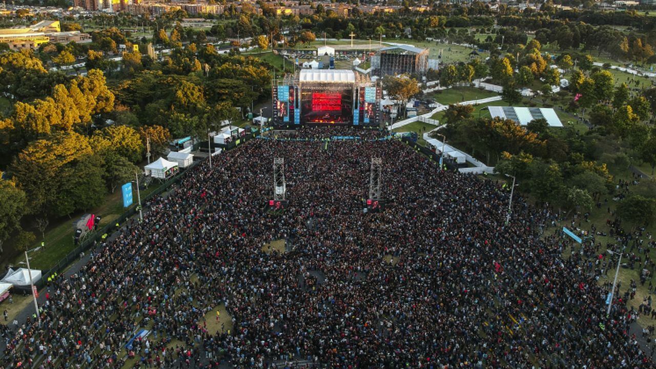 Imagen de un concierto en los Festivales al Parque. Se ve el escenario y el público