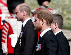 Príncipes William y Harry siguen la ataúd de su abuelo durante su funeral en el castillo de St George, 17 de abril del 2021.