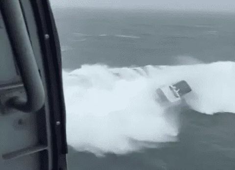 Guardia costera de EE.UU. rescata a hombre que iba a bordo de barco golpeado por ola enorme.