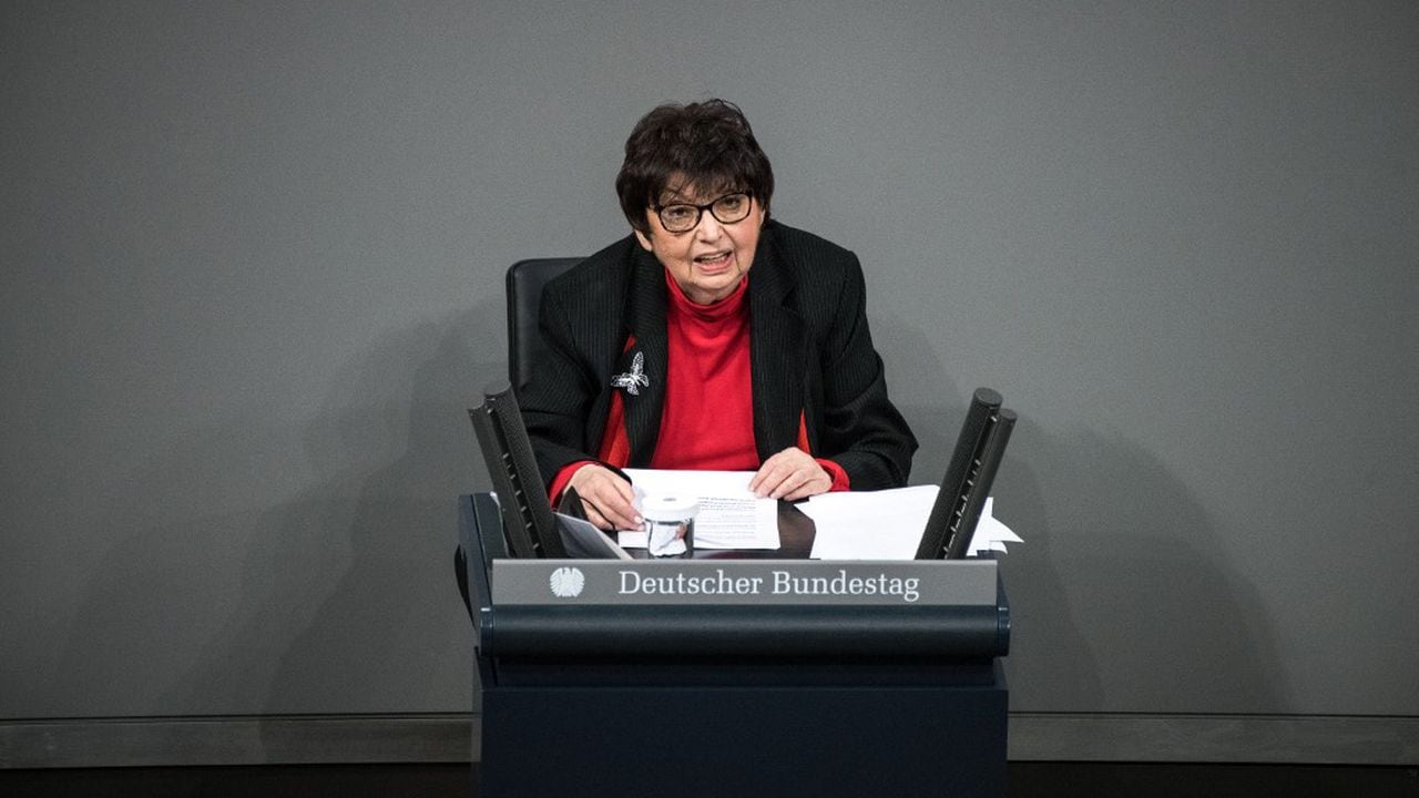 La sobreviviente del Holocausto Inge Auerbacher pronuncia un discurso durante la ceremonia anual en memoria de las víctimas y sobrevivientes del Holocausto en la sesión plenaria del Bundestag el 27 de enero de 2022, Día Internacional de Conmemoración del Holocausto. (Foto de Stefanie LOOS / AFP)