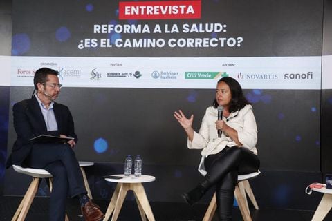 Paula Acosta, presidenta ejecutiva Asociación Colombiana de Empresas de Medicina Integral (Acemi) y Álvaro García, director ejecutivo de Foros Semana discutieron sobre la reforma a la salud.
