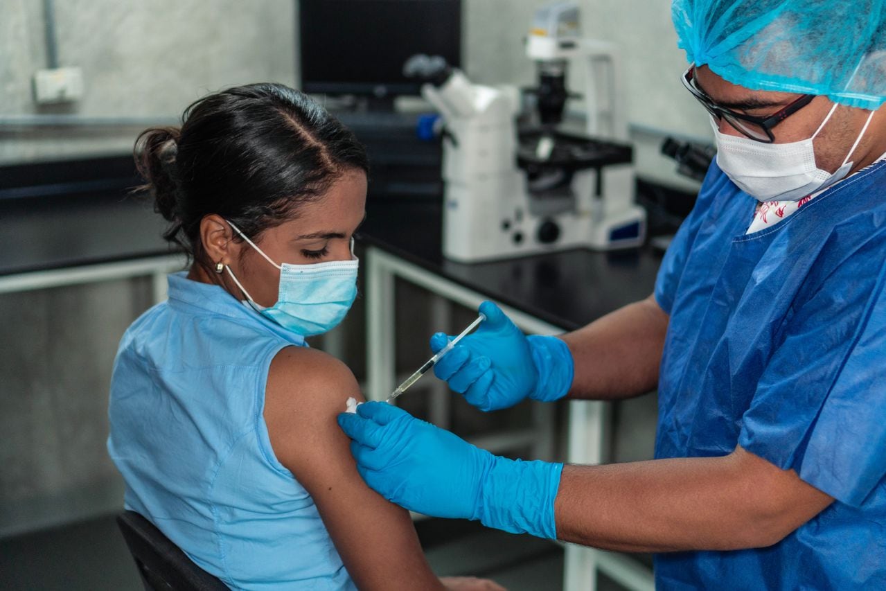 Mujer joven recibiendo la vacuna contra el coronavirus