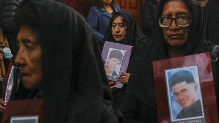 Familiares llevan fotografías de las víctimas durante las protestas nacionales contra la presidenta peruana Dina Boluarte.