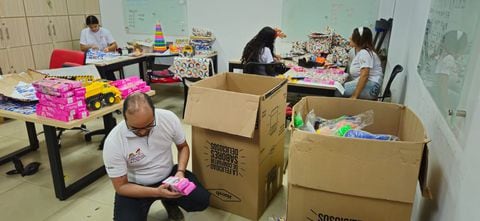 Todos los regalos son llevados cada día a la sede de la Cruz Roja Valle, en el barrio San Fernando Nuevo, donde un grupo de voluntarios se encargan de envolverlos y prepararlos para los niños y niñas.