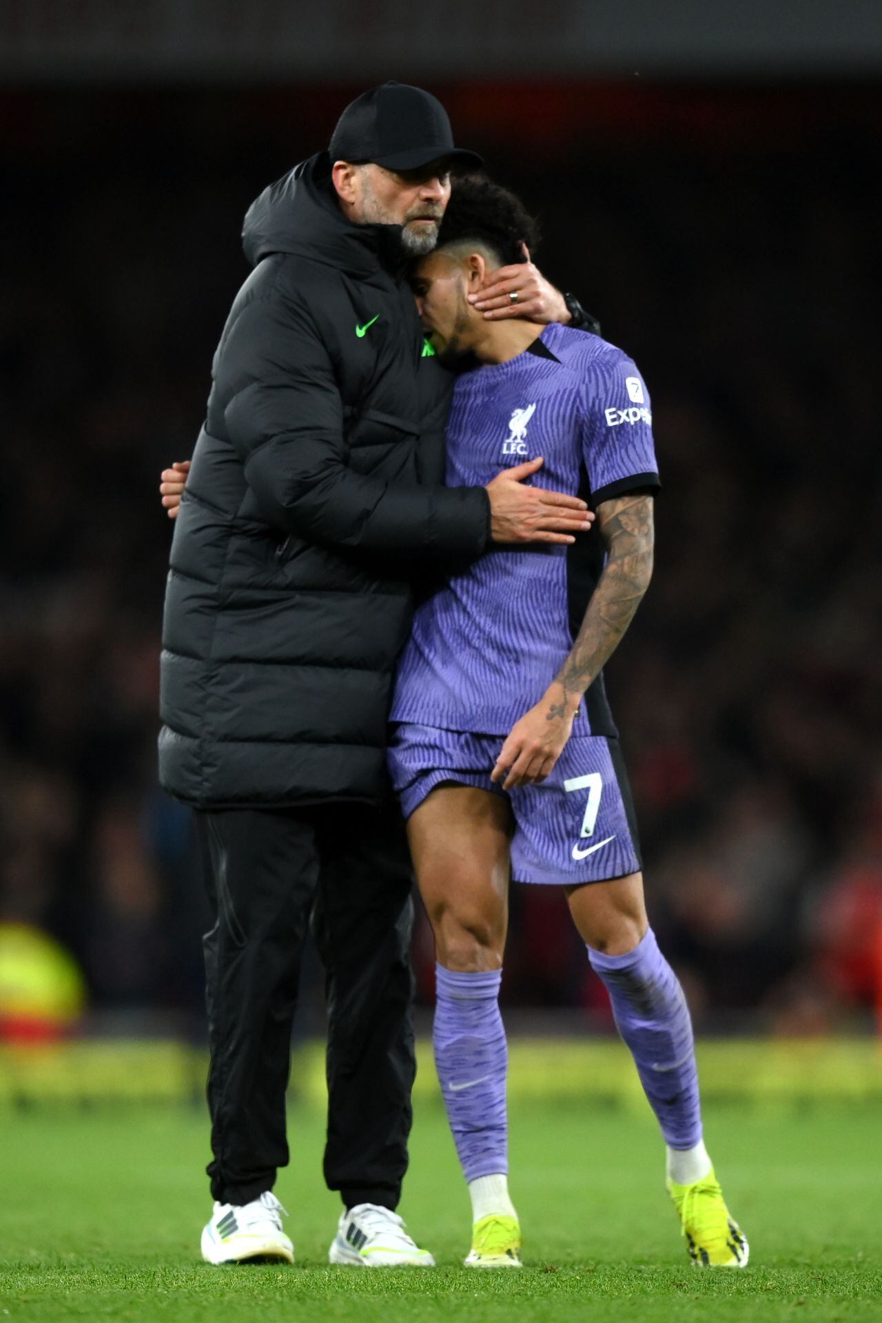 LONDON, ENGLAND - FEBRUARY 04: Luis Diaz of Liverpool is consoled by Juergen Klopp, Manager of Liverpool, after the team's defeat in the Premier League match between Arsenal FC and Liverpool FC at Emirates Stadium on February 04, 2024 in London, England. (Photo by Justin Setterfield/Getty Images)rs