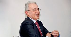   El expresidente Álvaro Uribe recorrió el país durante meses y logró convencer a los ciudadanos  sobre la importancia de no abandonar la seguridad y la economía. 