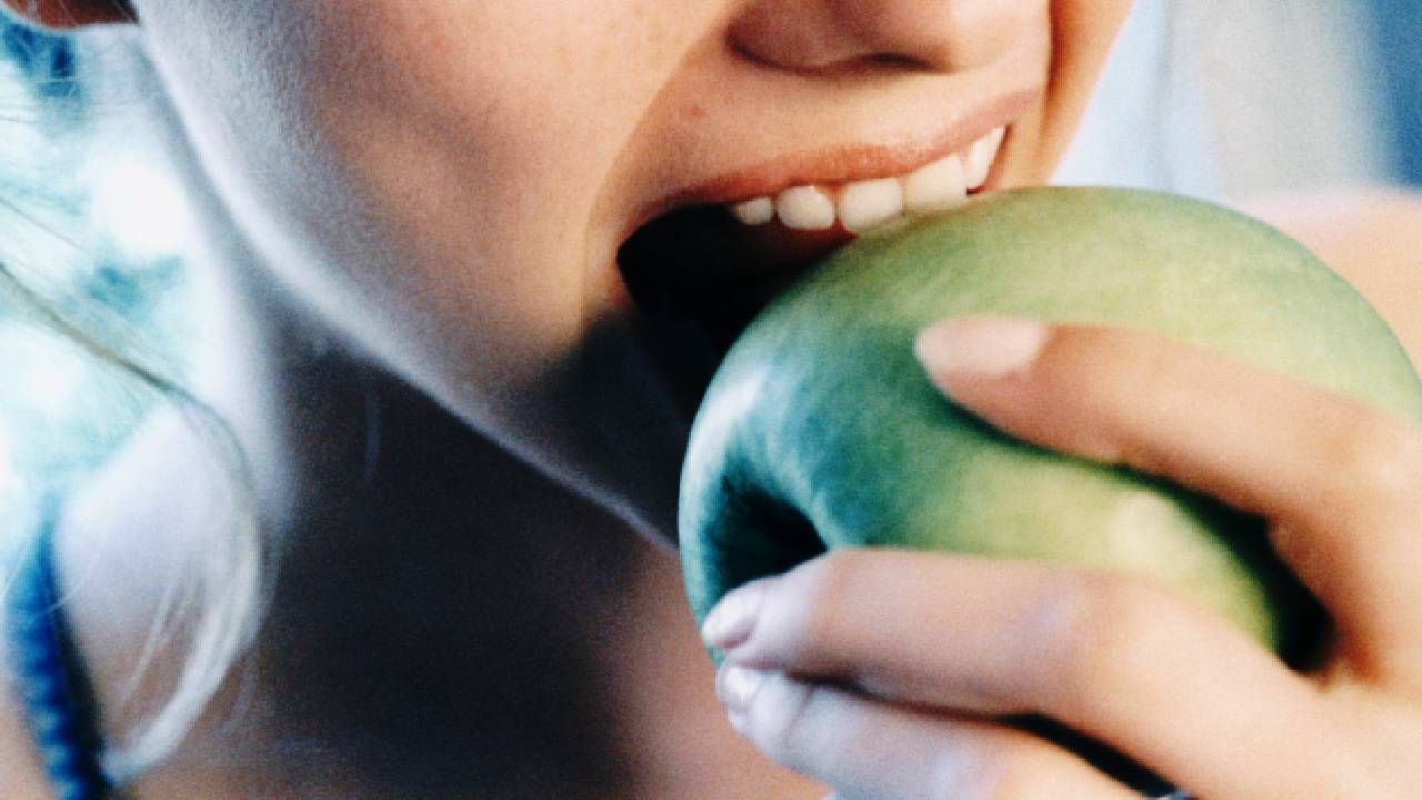 Consumir manzana ayuda a eliminar la caries. Foto Gettyimages.