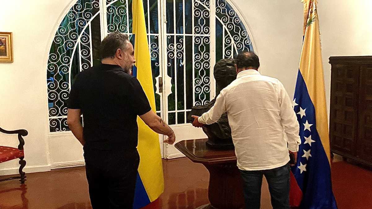 Presidente Gustavo Petro y el busto de Bolívar