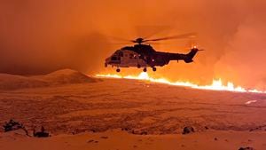 Helicóptero de la Guardia Costera de Islandia sobrevolando la erupción volcánica en la península de Reykjanes, a 3 km al norte de Grindavik.
