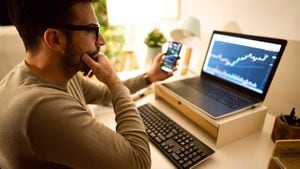 Hombre caucásico trabajando con tecnologías blockchain, analizando criptografía en la pantalla de un portátil, tarde en la noche desde su oficina en casa. Muestra el gráfico del mercado financiero de TradingView.