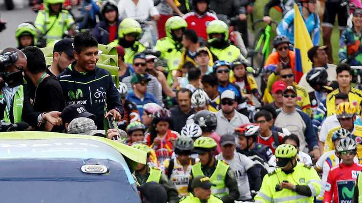 Una caravana recibió al ciclista después de llegar de la Vuelta a España.