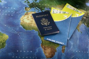 Foto de referencia sobre pasaportes y tiquetes aéreos a África, cuyo mapa sale debajo de los documentos