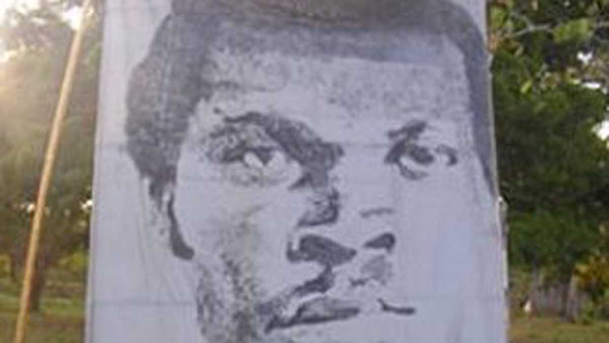 Este es un retrato de Marino López, un líder chocoano asesinado en febrero de 1997. Amigos del Cacarica lo estamparon en un lienzo gigante luego de su muerte en manos de paramilitares. 