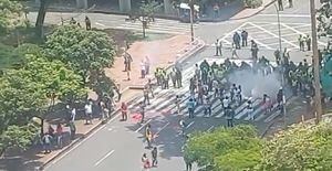 Los manifestantes bloquearon vías aledañas al Centro Administrativo Municipal (CAM), y se enfrentaron a los policías de la Unidad de Diálogo y Control de Manifestaciones Públicas.