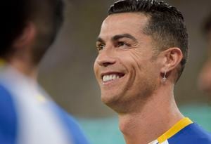 Cristiano Ronaldo sonríe en un partido del Al-Nassr por la liga árabe.