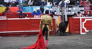 'Despistado', toro de Las Ventas del Espíritu Santo, regresa vivo a los corrales ante la mirada de Emilio de Justo, el torero que lo inultó. Manizales, 6 de enero de 2022.
