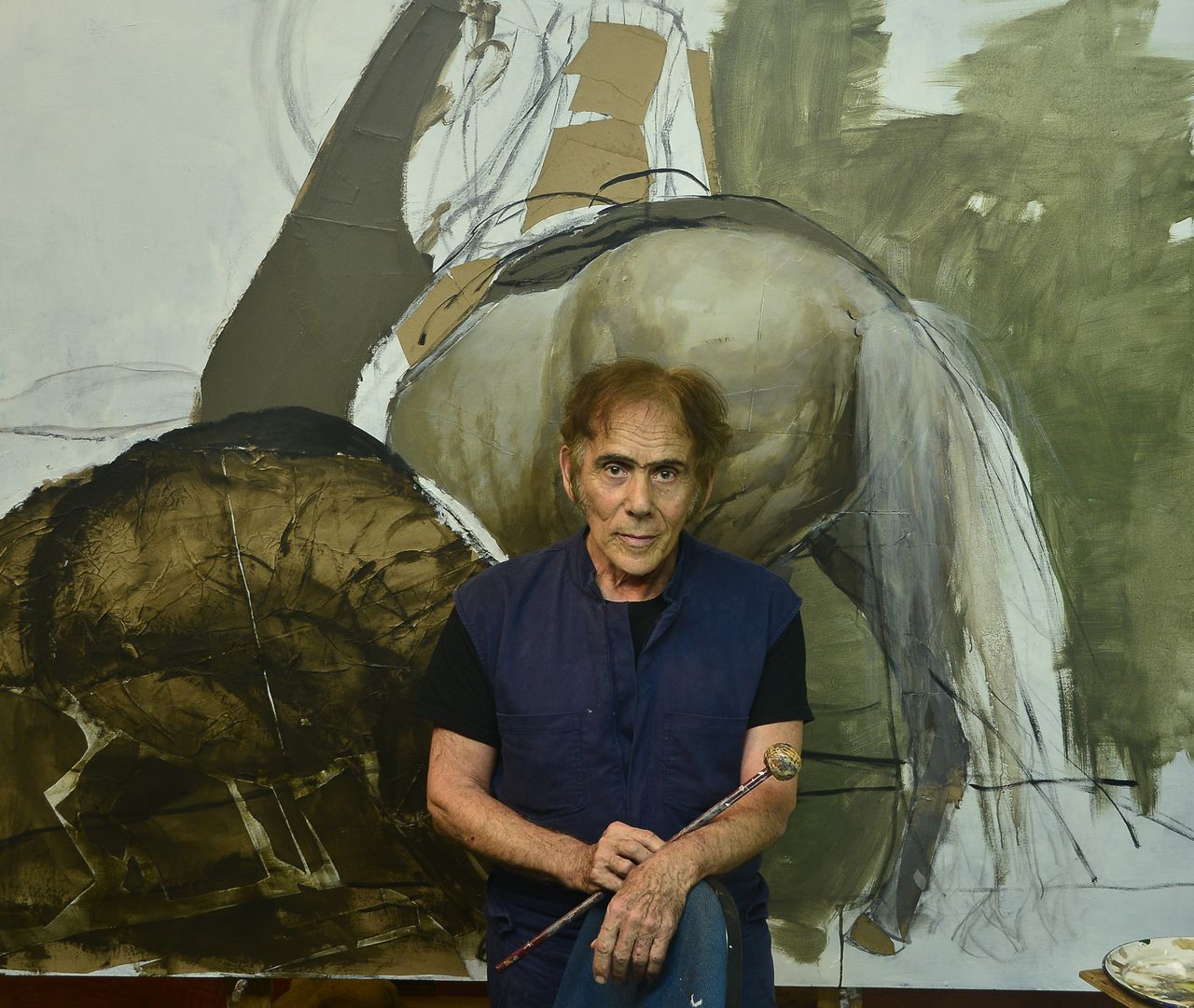El maestro David Manzur, nacido en Neira, Caldas, en 1929, posa en su estudio en Barichara.