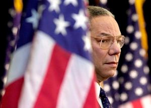 Colin Powell, secretario de Estado de EEUU, observa mientras el presidente Bush da un discurso en el Departamento de Estado en Washington el 15 de febrero de 2001. Powell falleció debido a complicaciones por COVID-19, dijo su familia el 18 de octubre de 2021. (AP Foto/Kenneth Lambert)