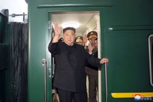 Esta fotografía tomada el 10 de septiembre de 2023 y publicada por la Agencia Central de Noticias Coreana (KCNA) oficial de Corea del Norte el 12 de septiembre de 2023 muestra al líder de Corea del Norte, Kim Jong Un, saludando mientras sale en tren desde Pyongyang para una visita a Rusia.