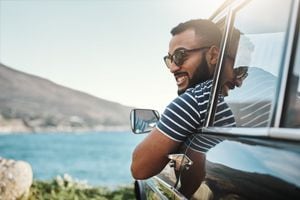 Foto de un joven disfrutando de un viaje por carretera