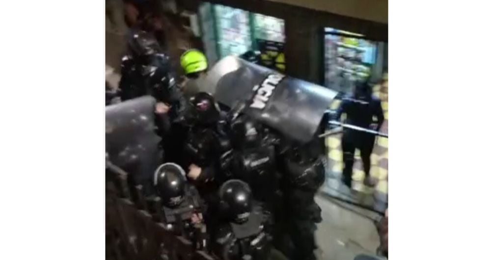 Maniobras de la Policía Nacional para evacuar a presunto abusador de Medellín.