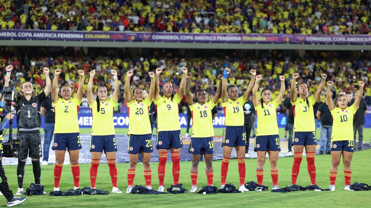 Selección Colombia protesta con manos arriba por falta de garantías laborales en su profesión