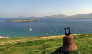 Isla Great Blasket, Irlanda - Esta campana se usó en la película La hija de Ryan cuando se rodó en 1969; No se sabe cómo llegó a la isla.