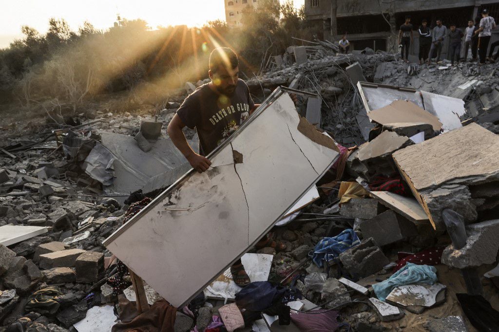 Un hombre inspecciona los daños en su hogar después de los ataques israelíes en el campamento de Rafah, en el sur de la Franja de Gaza, el 14 de octubre de 2023. Miles de palestinos huyeron el 14 de octubre al sur de Gaza en busca de refugio después de que Israel les advirtiera que evacuaran antes de una ofensiva terrestre esperada en represalia por el ataque más mortífero en la historia de Israel. (Foto de Mohammed ABED / AFP)