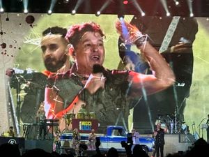 Shakira, el argentino Fito Páez y los puertorriqueños Luis Fonsi y Daddy Yankee le enviaron saludos a Vives y felicitaciones por su carrera artística.