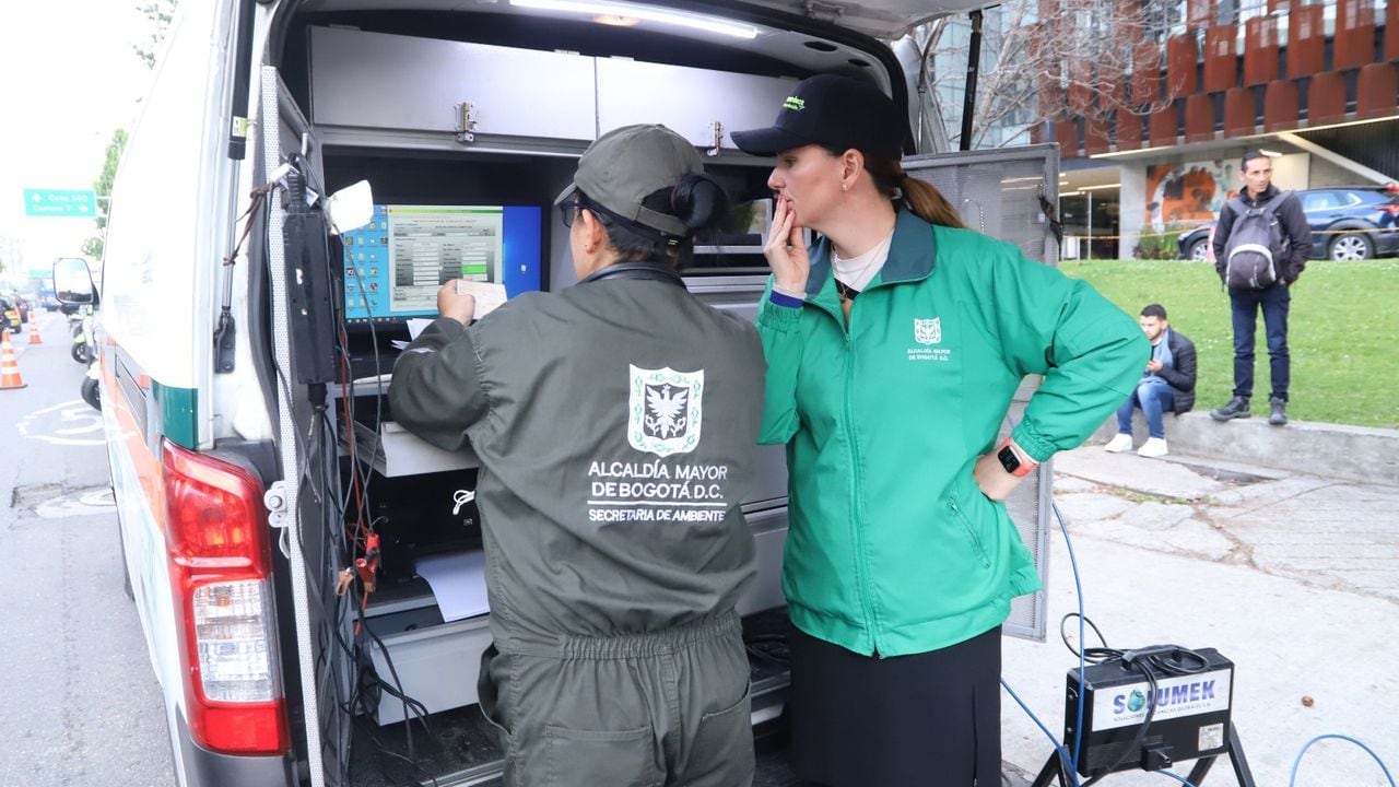 Por la mala calidad del aire en Bogotá, las secretarías de Ambiente y Movilidad intensificaron los operativos en contra de vehículos contaminantes.