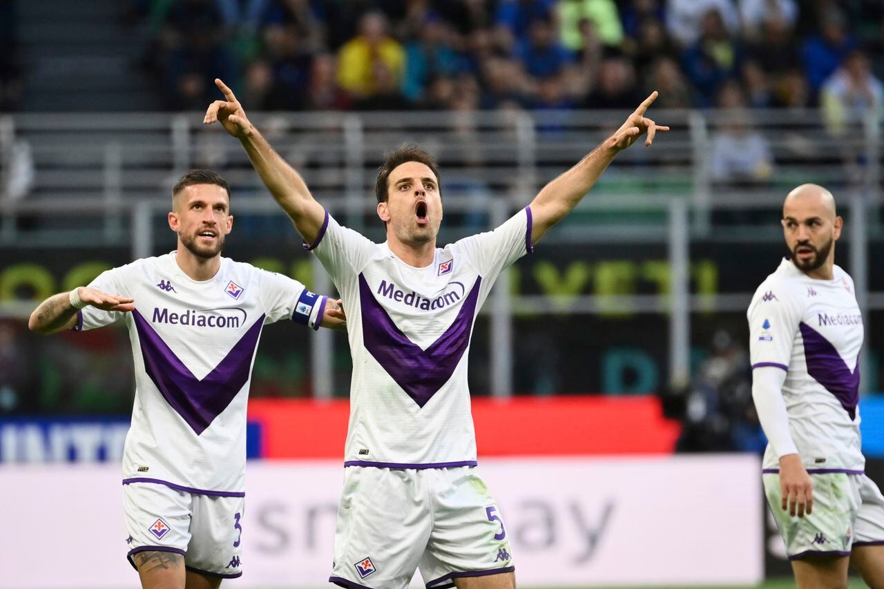 Giacomo Bonaventura de la Fiorentina celebra tras anotar el segundo gol de su equipo en el triunfo en la Serie A ante el Inter de Milan
