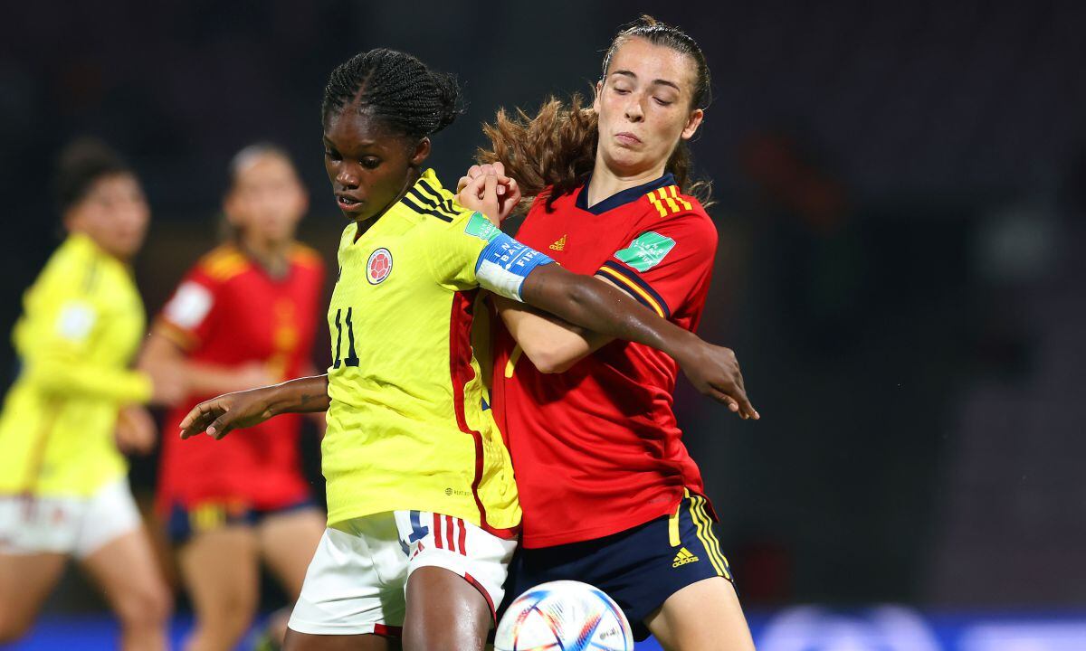 NAVI MUMBAI, INDIA - OCTOBER 12: Lucia Corrales of Spain and Linda Caicedo of Colombia during the FIFA U-17 Women's World Cup 2022 group stage match between Spain and Colombia at DY Patil Stadium on October 12, 2022 in Navi Mumbai, India. (Photo by Getty Images/Stephen Pond - FIFA/FIFA)