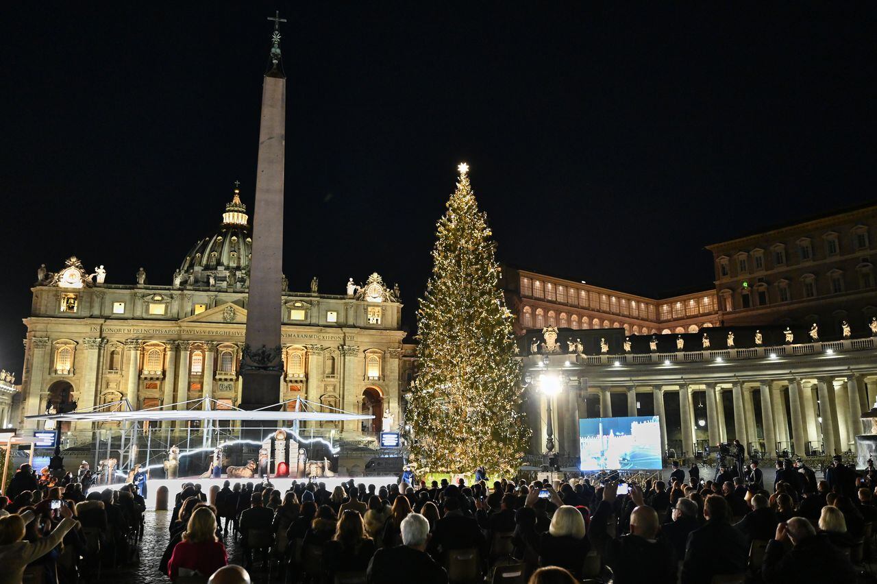 Inauguran el árbol y el pesebre de Navidad de la plaza de San Pedro