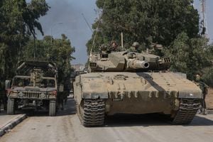 Los tanques israelíes abandonan el kibutz de Kfar Aza en el sur de Israel después de inspeccionar el área en la frontera con la Franja de Gaza, el 10 de octubre de 2023.