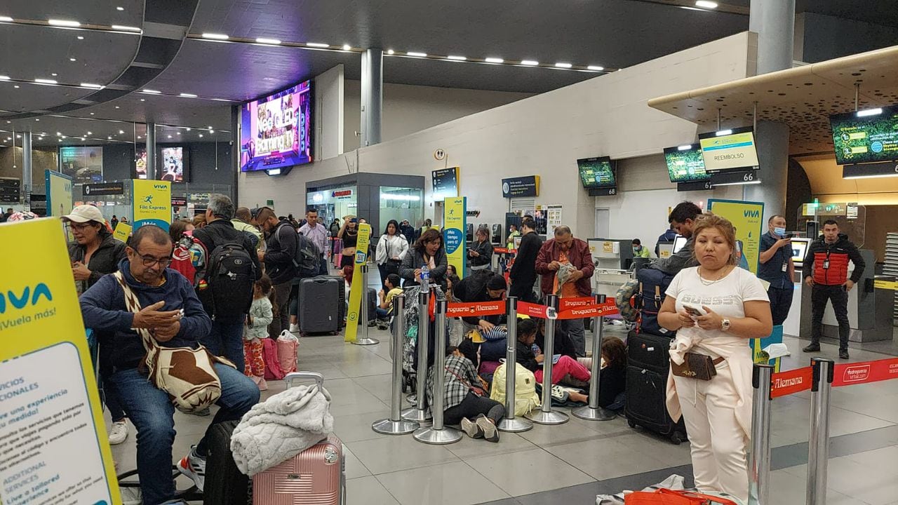 Más de 100 ciudadanos peruanos, que integran una delegación empresarial que arribó a Colombia para participar en un evento de la industria turística, se encuentran entre los afectados por la suspensión de servicios de Viva Air.
