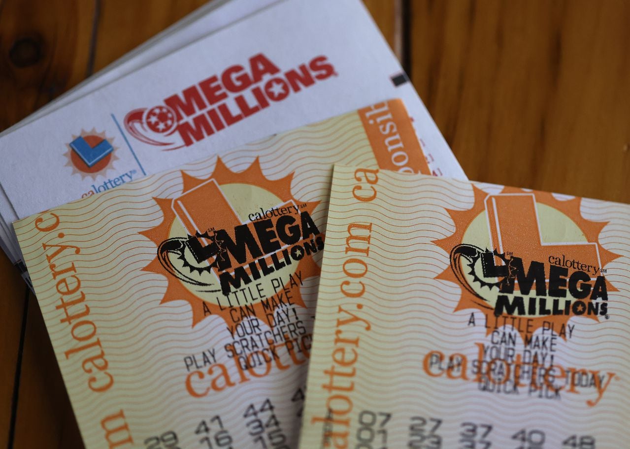 En esta ilustración fotográfica, los boletos de lotería Mega Millions se muestran el 1 de agosto de 2023 en San Anselmo, California.