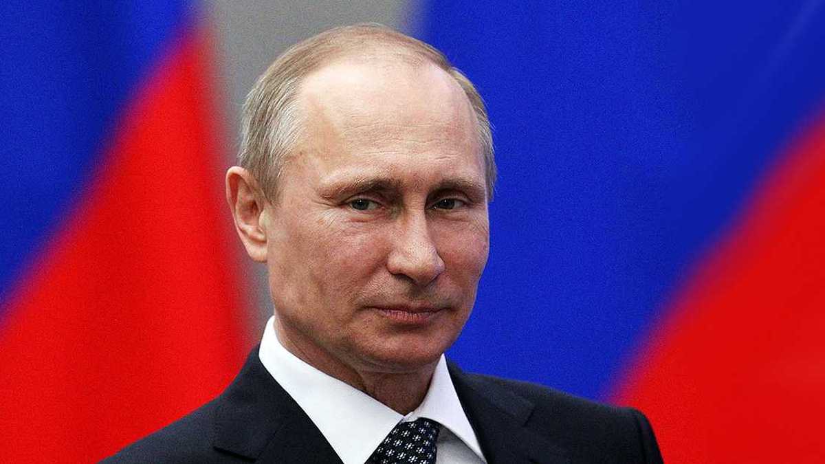 Vladimir Putin firma la ley que le permite optar a dos mandatos más en Rusia
